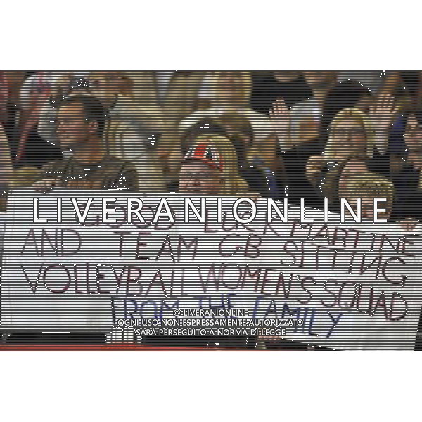 (120831) -- LONDON, Aug. 31, 2012 () -- The family of Britain\'s Martine Wright hold up a sign and cheer during their Sitting Volleyball women\'s preliminary match against Ukraine at the London 2012 Paralympic Games, Aug. 31, 2012. Wright lost both of her legs seven years ago in the July 7 London bombings, which killed 52 people and injured more than 770. (/Chen Yehua) (zc) AG ALDO LIVERANI S A S ONLY ITALY