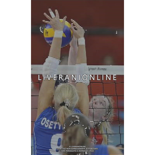 (120831) -- LONDON, Aug. 31, 2012 () -- Nicole Hill (R) of Britain spikes the ball during the women\'s sitting volleyball preliminary round Pool A match against Ukraine at the London 2012 Paralympic Games, Aug. 31, 2012. Britain lost the match 0-3. (/Chen Yehua) (zc) AG ALDO LIVERANI S A S ONLY ITALY