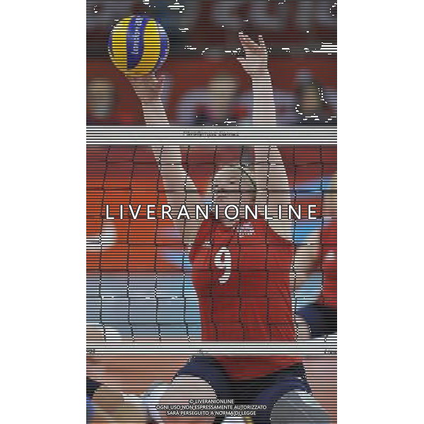 (120831) -- LONDON, Aug. 31, 2012 () -- Nicole Hill of Britain blocks the net during the women\'s sitting volleyball preliminary round Pool A match against Ukraine at the London 2012 Paralympic Games, Aug. 31, 2012. Britain lost the match 0-3. (/Chen Yehua) (zc) AG ALDO LIVERANI S A S ONLY ITALY