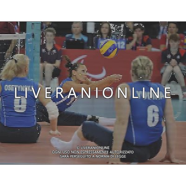 (120831) -- LONDON, Aug. 31, 2012 () -- Larysa Ponomarenko (C) of Ukraine digs the ball during the women\'s sitting volleyball preliminary round Pool A match against Britain at the London 2012 Paralympic Games, Aug. 31, 2012. Ukraine won the match 3-0. (/Chen Yehua) (zc) AG ALDO LIVERANI S A S ONLY ITALY