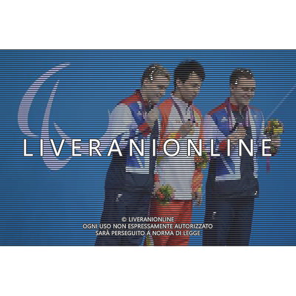(120901) -- LONDON, Sept. 1, 2012 () -- Gold medalist Wang Yinan (C) of China, silver medalist Oliver Hynd (L) of Britain and bronze medalist Sam Hynd of Britain pose on the podium during the awarding ceremony for t the men\'s 400m butterfly S8 final at London 2012 Paralympic Games in London, Aug. 31, 2012. (/Cheong Kam Ka) AG ALDO LIVERANI S A S ONLY ITALY