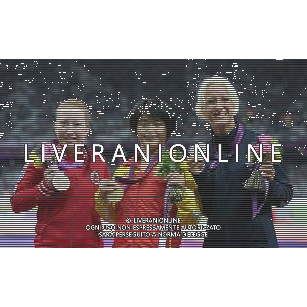 (120901) -- LONDON, Sept. 1, 2012 () -- Gold medalist Liu Ping of China, silver medalist Oxana Corso (L) of Italy and Virginia McLachlan of Canada pose on the podium during the awarding ceremony for the women\'s 200m T35 at London 2012 Paralympic Games in London, Aug. 31, 2012. (/Yin Gang) AG ALDO LIVERANI S A S ONLY ITALY