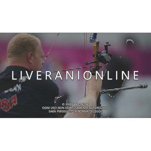 (120901) -- LONDON, Sept. 1, 2012 () -- Matt Stutzman of the United States competes during the men\'s individual compound open 1/8 eliminations against Jiri Klich of the Czech Republic at London 2012 Paralympic Games in London, Aug. 31, 2012. (/Wang Lili) AG ALDO LIVERANI S A S ONLY ITALY