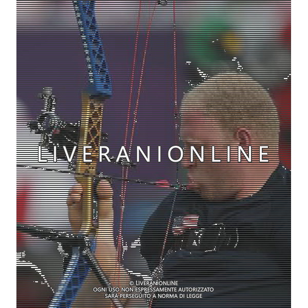 (120901) -- LONDON, Sept. 1, 2012 () -- Matt Stutzman of the United States competes during the men\'s individual compound open 1/8 eliminations against Jiri Klich of the Czech Republic at London 2012 Paralympic Games in London, Aug. 31, 2012. (/Wang Lili) AG ALDO LIVERANI S A S ONLY ITALY
