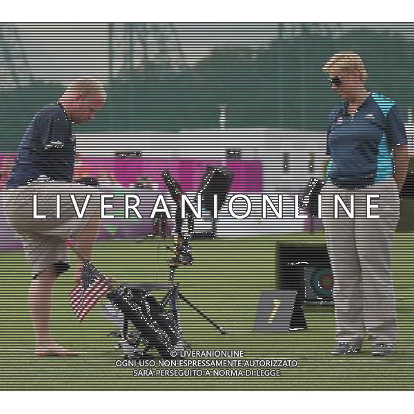 (120901) -- LONDON, Sept. 1, 2012 () -- Matt Stutzman of the United States gets ready before the men\'s individual compound open 1/8 eliminations against Jiri Klich of the Czech Republic at London 2012 Paralympic Games in London, Aug. 31, 2012. (/Wang Lili) AG ALDO LIVERANI S A S ONLY ITALY