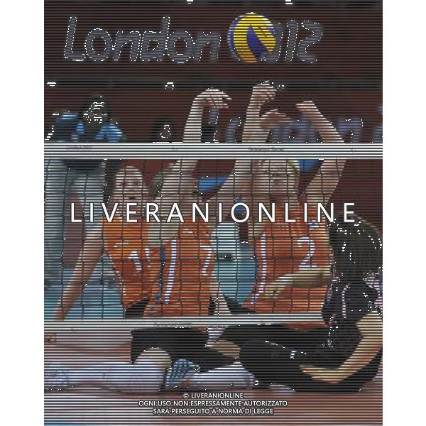 (120901) -- LONDON, Sept. 1, 2012 () -- Marieke de Ruijter (2nd R) and Sanne Bakker (2nd L) of the Netherlands bolck the ball during the women\'s sitting volleyball preliminary round Pool A match against Japan at London 2012 Paralympic Games in London, Aug. 31, 2012. The Netherlands won the match 3-1. (/Chen Yehua) AG ALDO LIVERANI S A S ONLY ITALY