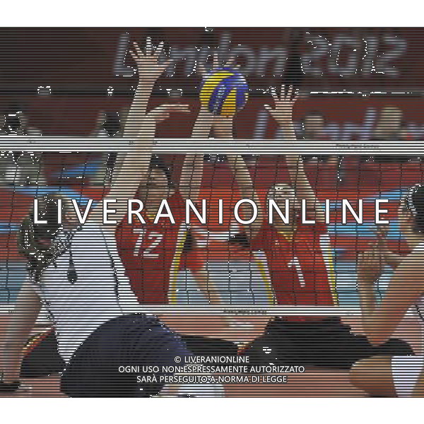 (120901) -- LONDON, Sept. 1, 2012 () -- Tang Xuemei (R) and Sheng Yuhong of China bolck the ball during the women\'s sitting volleyball preliminary round Pool B match against of the United States block at London 2012 Paralympic Games in London, Aug. 31, 2012. China won the match 3-1. (/Chen Yehua) AG ALDO LIVERANI S A S ONLY ITALY