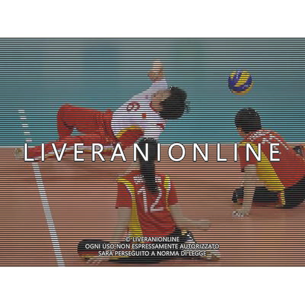 (120901) -- LONDON, Sept. 1, 2012 () -- Zheng Xiongying (top L) saves the ball during the women\'s sitting volleyball preliminary round Pool B match against of the United States block at London 2012 Paralympic Games in London, Aug. 31, 2012. China won the match 3-1. (/Chen Yehua) AG ALDO LIVERANI S A S ONLY ITALY