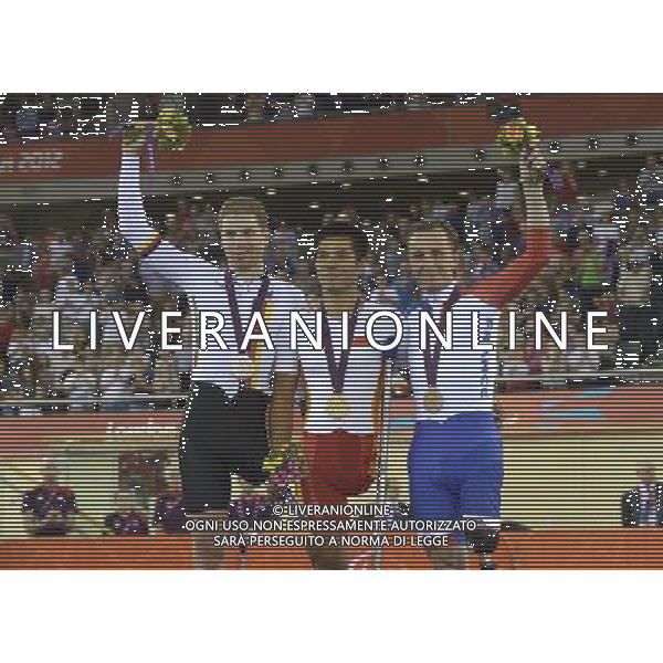 (120901) -- LONDON, Sept. 1, 2012 () -- Gold medalist Liang Guihua (C) of China, silver medalist Tobias Graf (L) of Germany and Laurant Thirionet of France pose on the podium during the awarding ceremony for the men\'s individual C2 Pursuit at London 2012 Paralympic Games in London, Aug. 31, 2012. (/Wu Wei) AG ALDO LIVERANI S A S ONLY ITALY