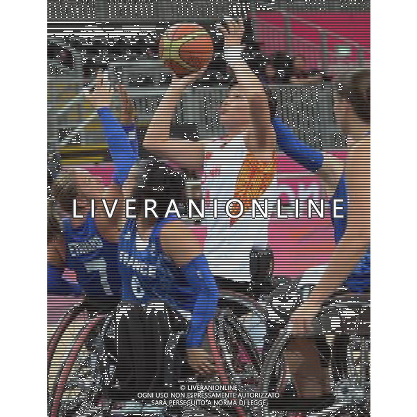 (120901) -- LONDON, Sept. 1, 2012 () -- Cheng Haizhen (C) of China shoots the ball during the women\'s wheelchair basketball Group B match against France at London 2012 Paralympic Games in London, Aug. 31, 2012. (/Li Xiaoguo) AG ALDO LIVERANI S A S ONLY ITALY