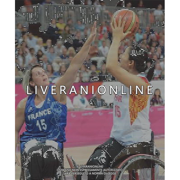 (120901) -- LONDON, Sept. 1, 2012 () -- Angelique Quemener-Pichon (L) of France blocks Peng Fengling of China to shoot the ball during the women\'s wheelchair basketball Group B match at London 2012 Paralympic Games in London, Aug. 31, 2012. (/Li Xiaoguo) AG ALDO LIVERANI S A S ONLY ITALY