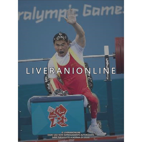 (120901) -- LONDON, Sept. 1, 2012 () -- Bronze medalist Wang Jian of China gestures during the men\'s -56kg powerlifting final at London 2012 Paralympic Games in London, Aug. 31, 2012. (/Lui Siu Wai) AG ALDO LIVERANI S A S ONLY ITALY