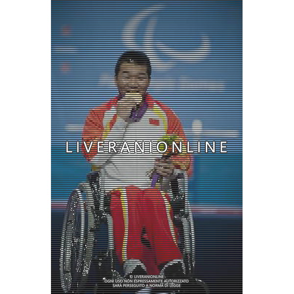 (120901) -- LONDON, Sept. 1, 2012 () -- Gold medalist Feng Qi of China celebrates during the awarding ceremony for the men\'s -52kg powerlifting final at London 2012 Paralympic Games in London, Aug. 31, 2012. (/Lui Siu Wai) AG ALDO LIVERANI S A S ONLY ITALY