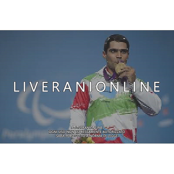 (120902) -- LONDON, Sept. 2, 2012 () -- Nader Moradi of Iran poses during the awarding ceremony after winning the Men\'s 60 kg final of the Powerlifting event at London 2012 Paralympic Games in London, Britain, on Sept. 1, 2012. Moradi won the gold medal with 196kg. (/Lui Siu Wai) (cc) AG ALDO LIVERANI S A S ONLY ITALY