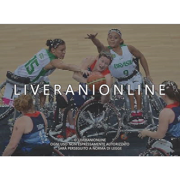 (120902) -- LONDON, Sept. 2, 2012 () -- Clare Strange (C) of Britain breaks through during the Women\'s Wheelchair Basketball match against Brazil, at the London 2012 Paralympic Games, in London, Britain, on Sept. 1, 2012. Britain won 42-37. (/Lin Yiguang) (cc) AG ALDO LIVERANI S A S ONLY ITALY