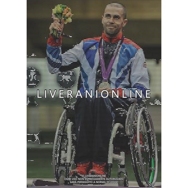 (120902) -- LONDON, Sept. 2, 2012 () -- Matthew Skelhon of Britain poses during the awarding ceremony after the Mixed R3-10m Air Rifle Prone-SH1 shooting event, at the London 2012 Paralympic Games, in London, Britain, on Sept. 1, 2012. Skelhon took the silver medal with 706.4 rings. (/Wang Haofei) (cc) AG ALDO LIVERANI S A S ONLY ITALY