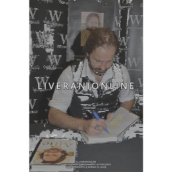 Alfie Boe at a signing of his new book \'Alfie My Story\' at Waterstones, Bluewater Shopping Centre, Greenhithe, Kent on Saturday 1 September 2012. AG ALDO LIVERANI S A S ONLY ITALY