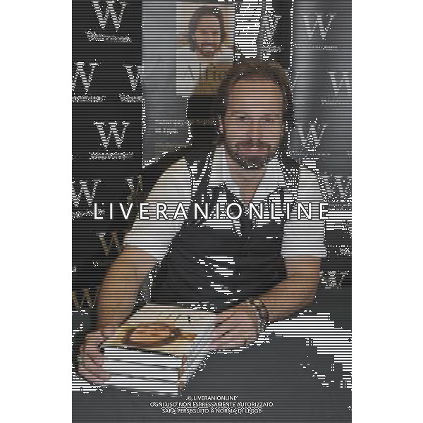Alfie Boe at a signing of his new book \'Alfie My Story\' at Waterstones, Bluewater Shopping Centre, Greenhithe, Kent on Saturday 1 September 2012. AG ALDO LIVERANI S A S ONLY ITALY