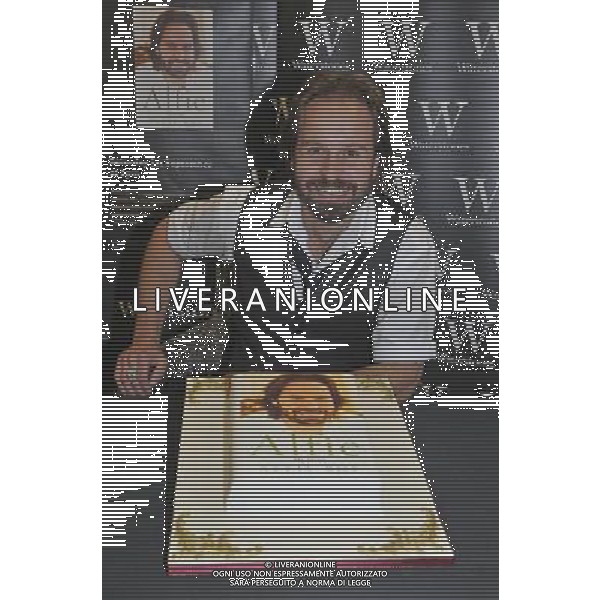 Alfie Boe at a signing of his new book \'Alfie My Story\' at Waterstones, Bluewater Shopping Centre, Greenhithe, Kent on Saturday 1 September 2012. Picture shows Alfie Boe with a cake made by \'Little Bird\'s Cake Boutique\' in Ipswich to celebrate the launch of Alfie Boe\'s new book. AG ALDO LIVERANI S A S ONLY ITALY