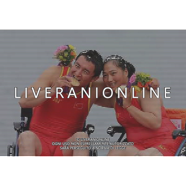 (120902) -- LONDON, Sept. 2, 2012 () -- Fei Tianming (L) and Lou Xiaoxian of China pose with the gold medals during the awarding ceremony of the Mixed Doubles Sculls TAMix2x final at the London 2012 Paralympic Games in London, Britain, Sept. 2, 2012. Fei Tianming and Lou Xiaoxian won the gold with 3 minutes and 57.63 seconds. (/Zhang Chuanqi) (lm) PHOTOSHOT/AG ALDO LIVERANI SAS - ITALY ONLY -