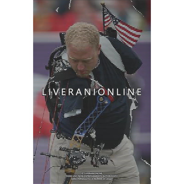 (120903) -- LONDON, Sept. 3, 2012 () -- Matt Stutzman of the United States reacts during the men\'s Individual compound - Standing 1/4 Eliminations of the Archery event against his compatriot Dugie Denton, at the London 2012 Paralympic Games, in London, Britain, on Sept. 2, 2012. Stutzman won 6-4 and advanced to the next round on Sunday. (/Wang Lili) ©PHOTOSHOT/AGENZIA ALDO LIVERANI SAS - ITALY ONLY - PARALIMPIADI LONDRA 2012