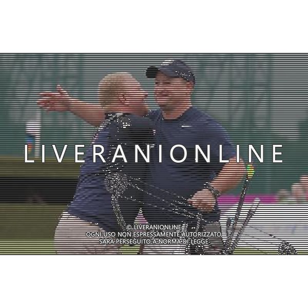 (120903) -- LONDON, Sept. 3, 2012 () -- Matt Stutzman (L) of the United States hugs his compatriot Dugie Denton after their men\'s Individual compound - Standing 1/4 Eliminations of the Archery event, at the London 2012 Paralympic Games, in London, Britain, on Sept. 2, 2012. Stutzman won 6-4 and advanced to the next round on Sunday. (/Wang Lili) ©PHOTOSHOT/AGENZIA ALDO LIVERANI SAS - ITALY ONLY - PARALIMPIADI LONDRA 2012