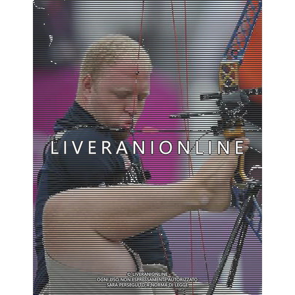 (120903) -- LONDON, Sept. 3, 2012 () -- Matt Stutzman of the United States competes during the men\'s Individual compound - Standing 1/4 Eliminations of the Archery event against his compatriot Dugie Denton, at the London 2012 Paralympic Games, in London, Britain, on Sept. 2, 2012. Stutzman won 6-4 and advanced to the next round on Sunday. (/Wang Lili) ©PHOTOSHOT/AGENZIA ALDO LIVERANI SAS - ITALY ONLY - PARALIMPIADI LONDRA 2012