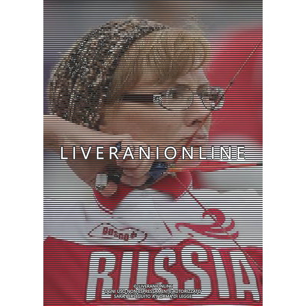 (120903) -- LONDON, Sept. 3, 2012 () -- Marina Lyzhnikova of Russia competes during the women\'s Individual Recurve - Standing 1/4 Eliminations of the Archery event against Gulbin Su of Turkey, at the London 2012 Paralympic Games, in London, Britain, on Sept. 2, 2012. Lyzhnikova won 6-0 and advanced to the next round. (/Wang Lili) ©PHOTOSHOT/AGENZIA ALDO LIVERANI SAS - ITALY ONLY - PARALIMPIADI LONDRA 2012