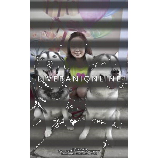 (120901) -- BEIJING, Sept. 1, 2012 () -- A master and her huskies wait for performing during the 4th Pet World Dog Carnival at Chaoyang Park in Beijing, capital of China, Sept. 1, 2012. About 1,000 dogs participate in the carnival on Saturday. (/Zhao Bing) (lfj) ©photoshot/AGENZIA ALDO LIVERANI SAS - ITALY ONLY - Circa 1.000 cani partecipano al 4o carnevale mondiale del cane al Chaoyang Park a Pechino, capitale della Cina, 1 settembre 2012.