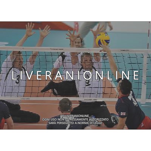 (120903) -- LONDON, Sept. 3, 2012 () -- Jurgen Schrapp (2nd R) and his teammate Thomas Renger (1st L) of Germany block during the Pool A preliminary round of men\'s sitting volleyball against Great Britain at the London 2012 Paralympic Games in London, Britain, Sept. 3, 2012. Germany won 3-0. (/Chen Yehua) ©PHOTOSHOT/AGENZIA ALDO LIVERANI SAS - ITALY ONLY - PARALIMPIADI LONDRA 2012