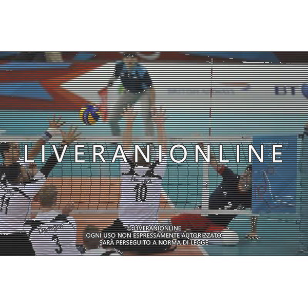 (120903) -- LONDON, Sept. 3, 2012 () -- Samuel Scott (1st R) of Great Britain spikes the ball during the Pool A preliminary round of men\'s sitting volleyball against Germany at the London 2012 Paralympic Games in London, Britain, Sept. 3, 2012. Great Britain lost 0-3. (/Chen Yehua) ©PHOTOSHOT/AGENZIA ALDO LIVERANI SAS - ITALY ONLY - PARALIMPIADI LONDRA 2012