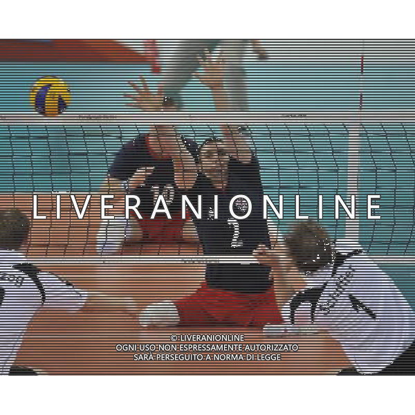 (120903) -- LONDON, Sept. 3, 2012 () -- Justin Phillips (C) of Great Britain blocks during the Pool A preliminary round of men\'s sitting volleyball against Germany at the London 2012 Paralympic Games in London, Britain, Sept. 3, 2012. Great Britain lost 0-3. (/Chen Yehua) ©PHOTOSHOT/AGENZIA ALDO LIVERANI SAS - ITALY ONLY - PARALIMPIADI LONDRA 2012