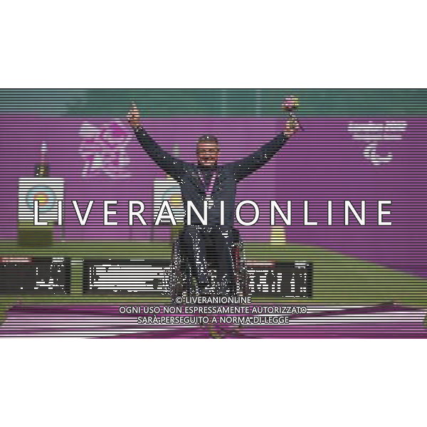 (120903) -- LONDON, Sept. 3, 2012 () -- Oscar de Pellegrin of Italy poses during the awarding ceremony of the men\'s individual recurve W1/W2 final of archery competition at the London 2012 Paralympic Games in London, Britain, Sept. 3, 2012. Oscar de Pellegrin won 6-5 in the final to take the gold medal. Hasihin Sanawi (L) of Malaysia took the silver medal and Tseng Lung Hui of Chinese Taipei took the bronze medal. (/Wang Lili) (cc) ©PHOTOSHOT/AGENZIA ALDO LIVERANI SAS - ITALY ONLY - PARALIMPIADI LONDRA 2012