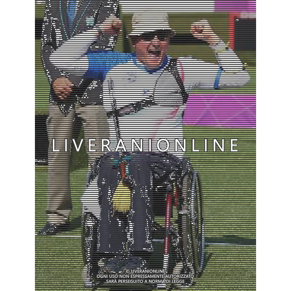 (120903) -- LONDON, Sept. 3, 2012 () -- Oscar de Pellegrin of Italy poses celebrates after winning the men\'s individual recurve W1/W2 final of archery competition against Hasihin Sanawi of Malaysia at the London 2012 Paralympic Games in London, Britain, Sept. 3, 2012. Oscar de Pellegrin won 6-5 to take the gold medal. (/Wang Lili) (cc) ©PHOTOSHOT/AGENZIA ALDO LIVERANI SAS - ITALY ONLY - PARALIMPIADI LONDRA 2012