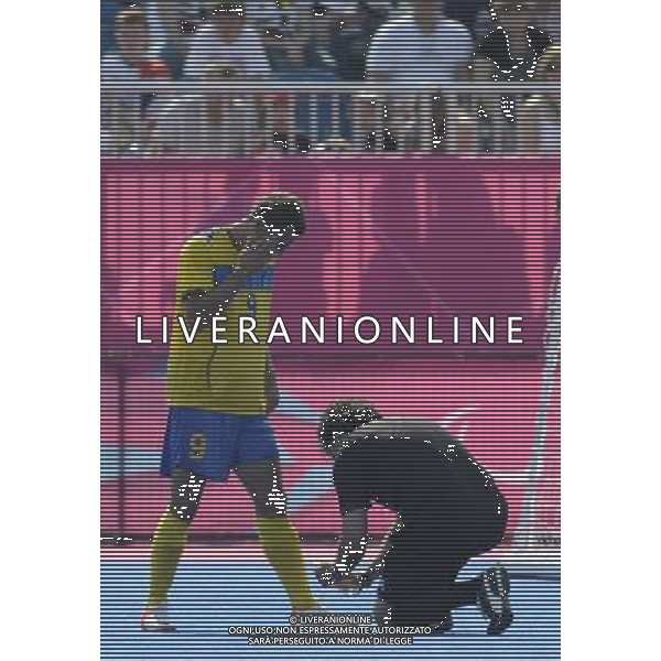 (120903) -- LONDON, Sept. 3, 2012 () -- Referee of the match Azereo Quelhas Alvaro (R) helps the player of Ukraine Oleksiy Hetun tying his shoes during the Pool B second round preliminary of men\'s football 7-a-side between Ukraine and Great Britain at the London 2012 Paralympic Games in London, Britain, Sept. 3, 2012. Ukraine won 7-1. (/Li Jundong)(cc) ©PHOTOSHOT/AGENZIA ALDO LIVERANI SAS - ITALY ONLY - PARALIMPIADI LONDRA 2012