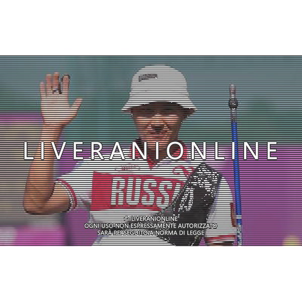 (120903) -- LONDON, Sept. 3, 2012 () -- Timur Tuchinov of Russia gestures to the audience during the awarding ceremony after the Men\'s Individual Recurve - Standing of Archery event at the London 2012 Paralympic Games in London, Britain, Sept. 3, 2012. Tuchinov won the gold medal. (/Wang Lili) (cc) ©PHOTOSHOT/AGENZIA ALDO LIVERANI SAS - ITALY ONLY - PARALIMPIADI LONDRA 2012