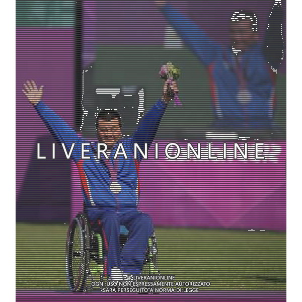 (120903) -- LONDON, Sept. 3, 2012 () -- Tseng Lung Hui of Chinese Taipei poses during the awarding ceremony of the men\'s individual recurve W1/W2 final of archery competition against Ebrahim Ranjbarkivaj of Iran at the London 2012 Paralympic Games in London, Britain, Sept. 3, 2012. Tseng beat Ranjbarkivaj 7-3 to take the bronze medal. (/Wang Lili)(cc) ©PHOTOSHOT/AGENZIA ALDO LIVERANI SAS - ITALY ONLY - PARALIMPIADI LONDRA 2012