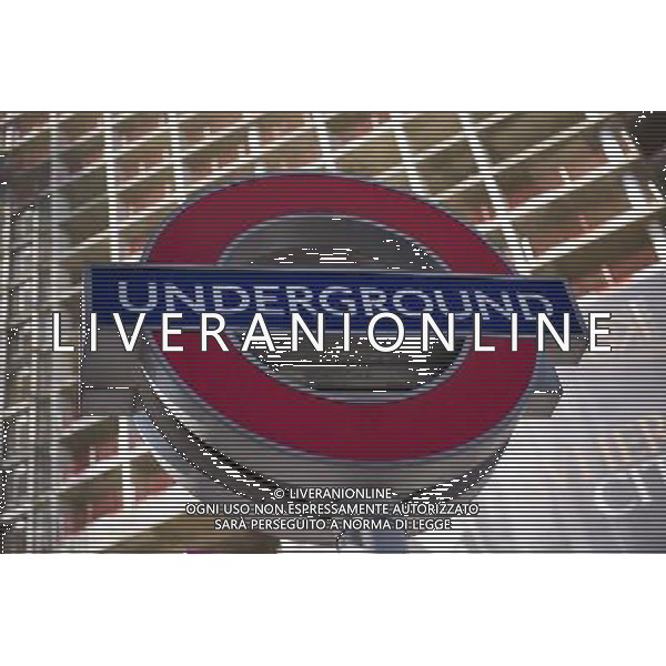 London Underground Logo, Aldgate, London ©PHOTOSHOT/AGENZIA ALDO LIVERANI SAS - ITALY ONLY - VEDUTE DELLA CITTA\' DI LONDRA - INGHILTERRA