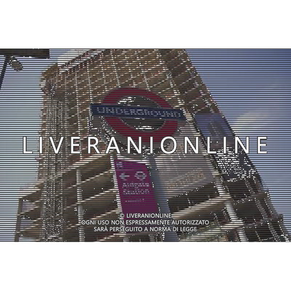 London Underground Logo, Aldgate, London ©PHOTOSHOT/AGENZIA ALDO LIVERANI SAS - ITALY ONLY - VEDUTE DELLA CITTA\' DI LONDRA - INGHILTERRA