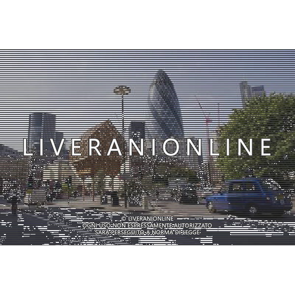 View showing the Gherkin building seen from Aldgate, London ©PHOTOSHOT/AGENZIA ALDO LIVERANI SAS - ITALY ONLY - VEDUTE DELLA CITTA\' DI LONDRA - INGHILTERRA