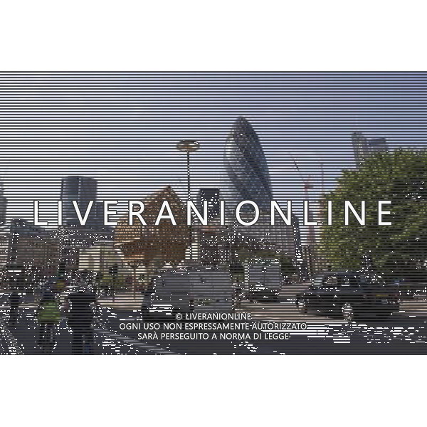 View showing the Gherkin building seen from Aldgate, London ©PHOTOSHOT/AGENZIA ALDO LIVERANI SAS - ITALY ONLY - VEDUTE DELLA CITTA\' DI LONDRA - INGHILTERRA