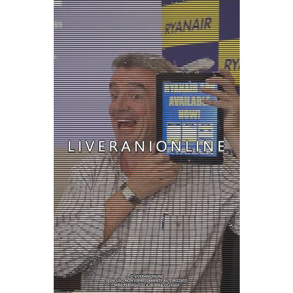 Michael O\'Leary Chief Executive of budget airline Ryanair announces its new booking App available only on iPhone/iPad, with a Android version to follow shortly. London ©photoshot/AGENZIA ALDO LIVERANI SAS - ITALY ONLY - Michael O\'Leary amministratore delegato della compagnia aerea Ryanair annuncia la nuova applicazione di prenotazione disponibile solo su iPhone / iPad, con una versione androide che seguira\' a breve