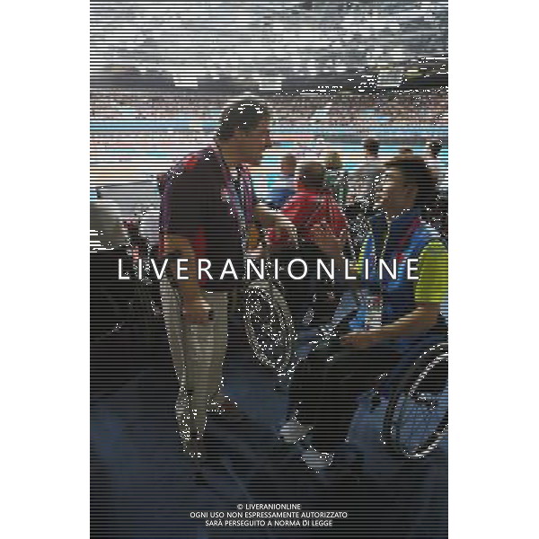 (120904) -- LONDON, Sept. 4, 2012 () -- Volunteer Antonio Gnassi of Italy, who has to walk with crutches after his legs were seriously injured in a car accident in 1987, talks to Chinese table tennis player Cao Ningning during a table tennis competition at London 2012 Paralympic Games in London, Britain, Sept 3, 2012. (/Hou Jun) photoshot/AG ALDO LIVERANI SAS - ITALY ONLY - *** Local Caption *** ..