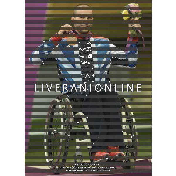 (120904) -- LONDON, Sept. 4, 2012 () -- Matthew Skelhon of Great Britain poses during awarding ceremony of the Mixed R6-50m Rifle Prone-SH1 shooting competition at the London 2012 Paralympic Games in London, Britain, on Sept. 4, 2012. Skelhon took the bronze medal with 693.2 rings. (/Wang Haofei) photoshot/AG ALDO LIVERANI SAS - ITALY ONLY - *** Local Caption *** ..