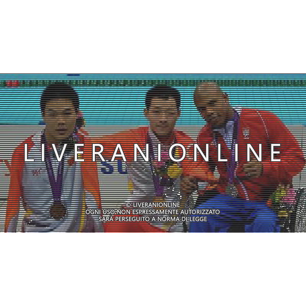 (120905) -- LONDON, Sept. 4, 2012 () -- Gold medalist Xu Qing (C) and bronze medalist Zheng Tao of China and silver medalist Lorenzo Perez Escalona of Cuba pose for photograph during the awarding ceremony of the men\'s 50m freestyle S6 final of swimming competition in London, Britain, Sept. 4, 2012. (/Yang Shiyao) (lm) photoshot/AG ALDO LIVERANI SAS - ITALY ONLY - *** Local Caption *** ..