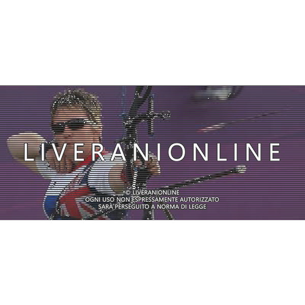 (120905) -- LONDON , Sept. 4, 2012 () -- Mel Clarke of Britain competes during the women\'s individual compound open final against her compatriot Danielle Brown of archery competition at the London 2012 Paralympic Games in London, Britain, on Sept. 4, 2012. Mel Clarke lost 4-6 to get the silver medal. (/Wang Lili) (lm) photoshot/AG ALDO LIVERANI SAS - ITALY ONLY - *** Local Caption *** ..