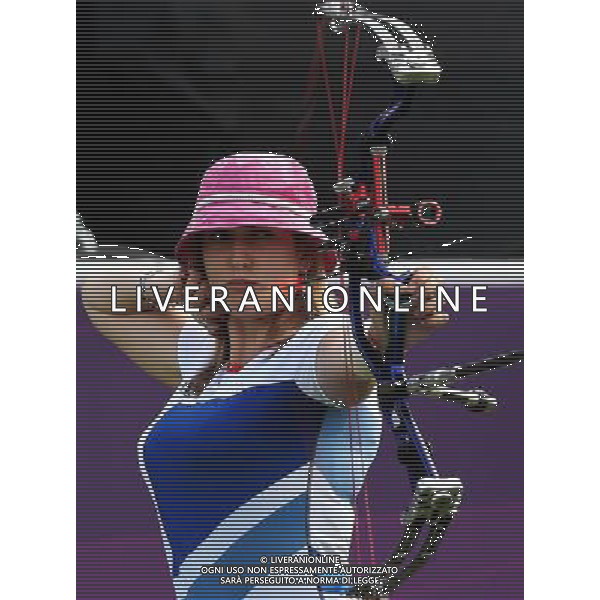 (120905) -- LONDON , Sept. 4, 2012 () -- Danielle Brown of Britain competes during the women\'s individual compound open final against her compatriot Mel Clarke of archery competition at the London 2012 Paralympic Games in London, Britain, on Sept. 4, 2012. Danielle Brown won 6-4 to win the gold medal. (/Wang Lili) (lm) photoshot/AG ALDO LIVERANI SAS - ITALY ONLY - *** Local Caption *** ..