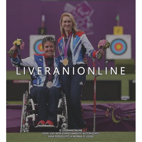 (120905) -- LONDON , Sept. 4, 2012 () -- Gold medalist Danielle Brown (R) and silver medalist Mel Clarke of Britain pose for photograph during the awarding ceremony of the women\'s individual compound open final of archery competition at the London 2012 Paralympic Games in London, Britain, on Sept. 4, 2012. (/Wang Lili) (lm) photoshot/AG ALDO LIVERANI SAS - ITALY ONLY - *** Local Caption *** ..