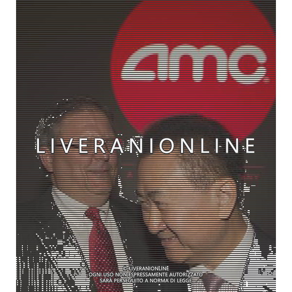 (120905) -- LOS ANGELES, Sept. 5, 2012 () -- Chairman and President Wang Jianlin (R) of China\'s Dalian Wanda Group Co. and AMC chief executive officer and president Gerry Lopez attend a press conference at an AMC theater in west Los Angeles, the United States, on Sept. 4, 2012. China\'s leading private conglomerate Dalian Wanda Group Co. on Tuesday completed a high-profile acquisition of AMC Entertainment Holdings, Inc., valued at roughly 2.6 billion U.S. dollars, in Los Angeles. (/Zhao Hanrong) (nxl) PHOTOSHOT/AG ALDO LIVERANI SAS - ITALY ONLY -