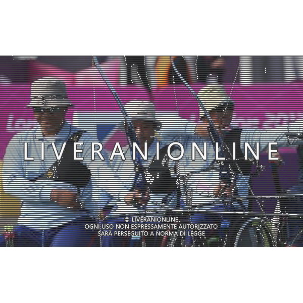 (120905) -- London, Sept. 5, 2012 () -- Lung Hui Tseng (R) of Chinese Taipei competes during the quarterfinal of Men\'s Team Recurve - Open of archery against Britain at the London 2012 Paralympic Games in Olympic Stadium on September 5, 2012 in London, Britain. Chinese Taipei lost 179-195. (/Wang Lili) (jyc) PHOTOSHOT-AG ALDO LIVERANI SAS - ITALY ONLY
